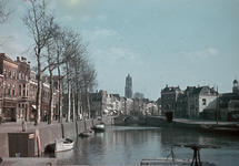 21944 Gezicht op de Stadsbuitengracht te Utrecht met links de Bemuurde Weerd O.Z.; op de achtergrond de Zandbrug en ...